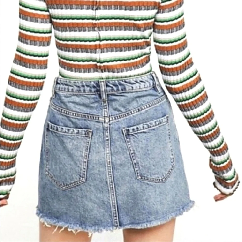 Free People We the Free Zip It Up Denim Distressed Mini Skirt in Med Wash Sz 25